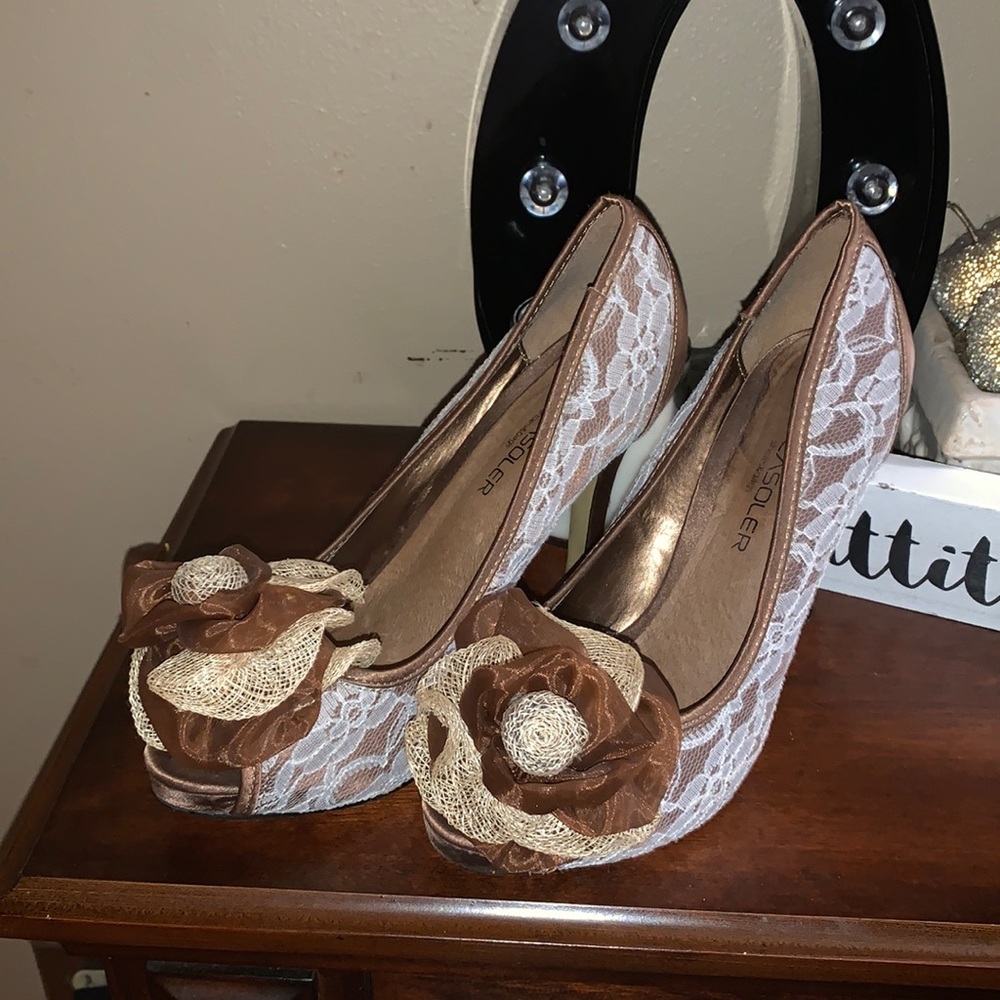 Paula Soler Designer Satin &Lace w Flower Accent Peep Toe Tan/ Cream Heel sz 38